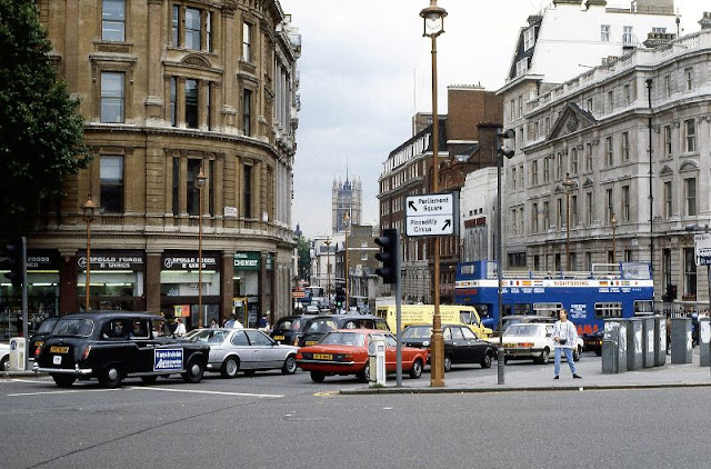 55 Fascinating Color Photos That Capture Street Scenes of London in the 1980s_ha