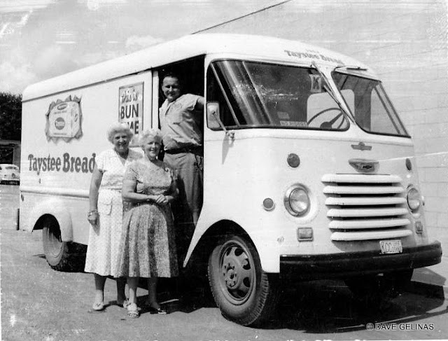 30 Vintage Photos of Bakery and Bread Trucks From Between the 1930s and 1950s_Ha
