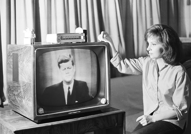 14 Historical Photos That Show the Evolution of Television From the 1920s Through the 1970s_Ha