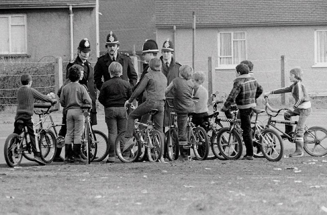 33 Wonderful Black and White Vintage Photos of British Kids Playing on the Streets in the 1980s_ha