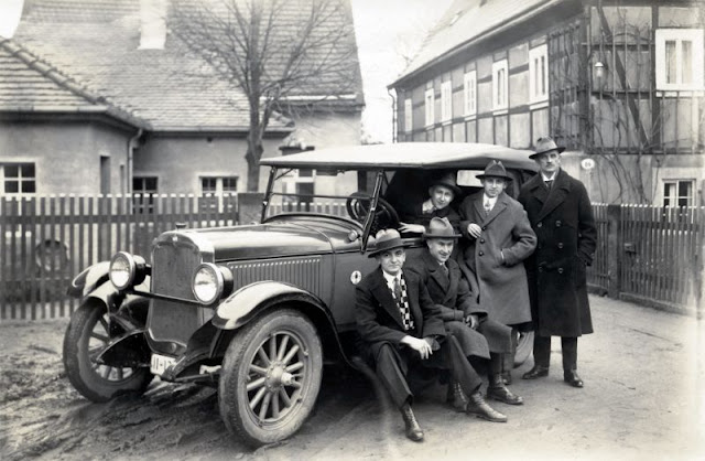 30 Erstaunliche Fotos zeigen Männer, die sich in den 1920er Jahren mit Autos posieren_ha