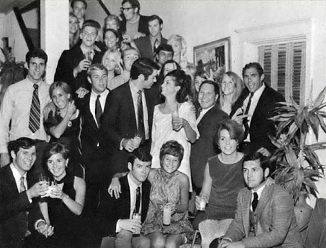 Vintage Found Photos Capture Youthful Drinking and Partying in the 1970s_teo